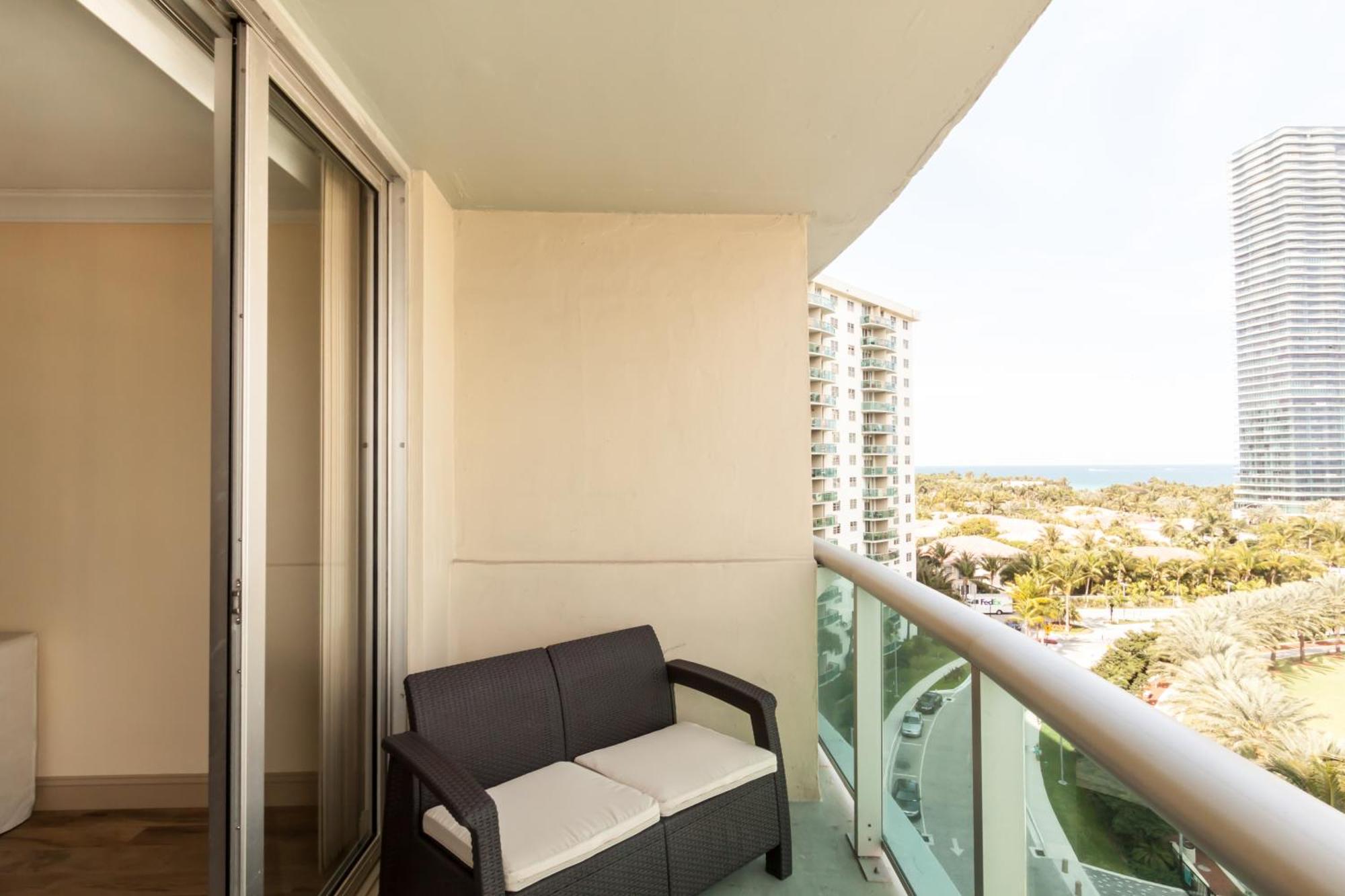 Ocean Reserve Luxury Condos Across From Sunny Isles Beach Miami Beach Pokoj fotografie