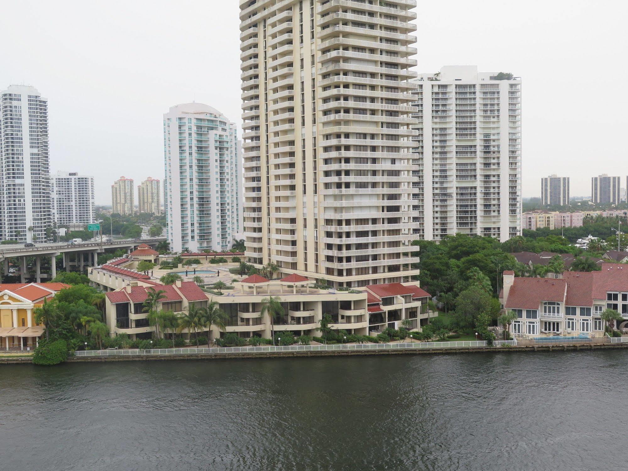 Ocean Reserve Luxury Condos Across From Sunny Isles Beach Miami Beach Exteriér fotografie